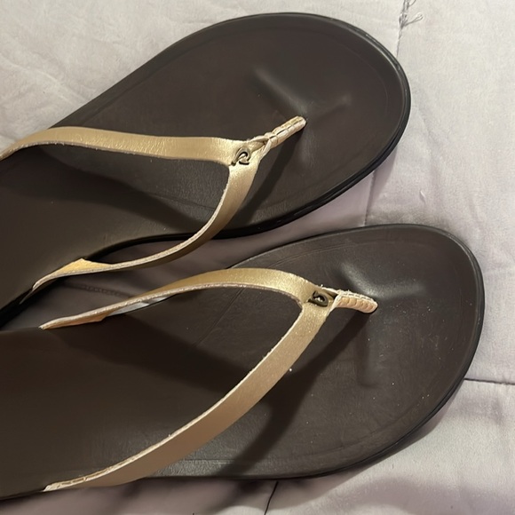 OluKai flip flops sz 11 womens golden color - Picture 3 of 4